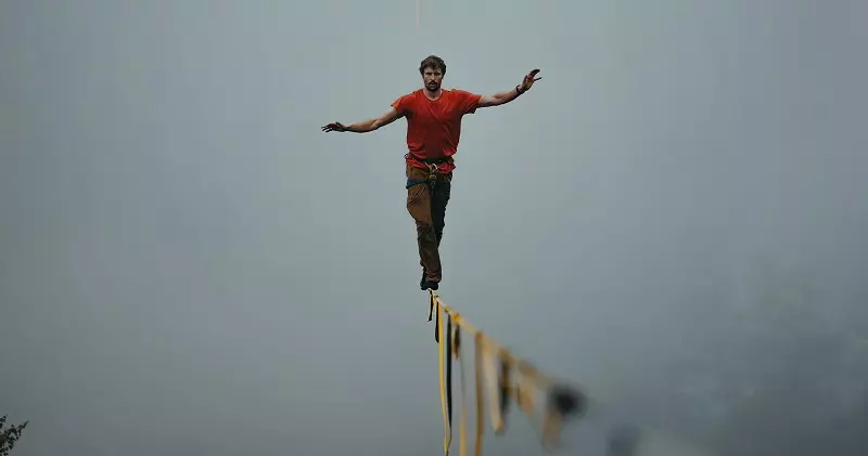 Jef Cox aan het highlinen